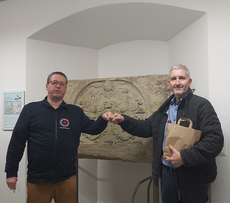 DRK-Schriftführer Christian Appun bedankt sich bei Stefan Nortmann für die 100. Blutspende, Foto: F. Appun DRK-Schriftführer Christian Appun bedankt sich bei Stefan Nortmann für die 100. Blutspende, Foto: F. Appun